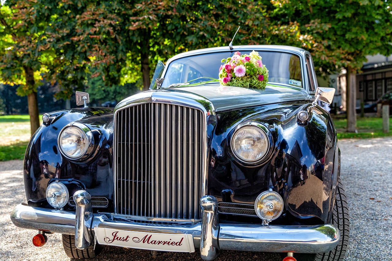Schwarzer Bentley mit Hochzeitsblumen