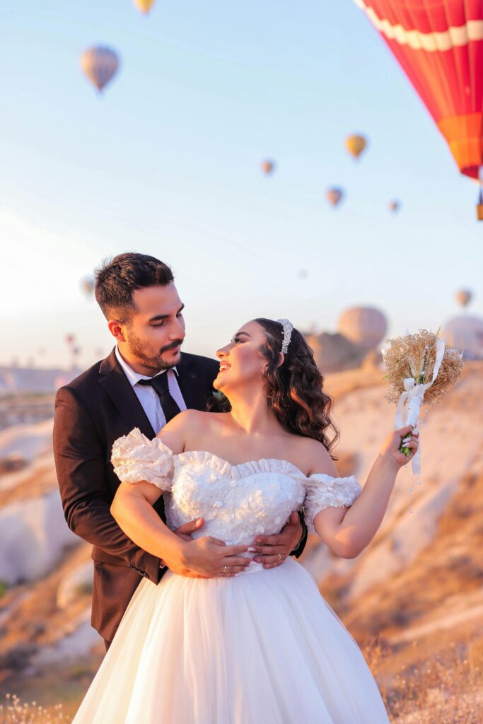 Brautpaar bei Sonnenuntergang vor Heißluftballons – romantische Hochzeit in einzigartiger Kulisse