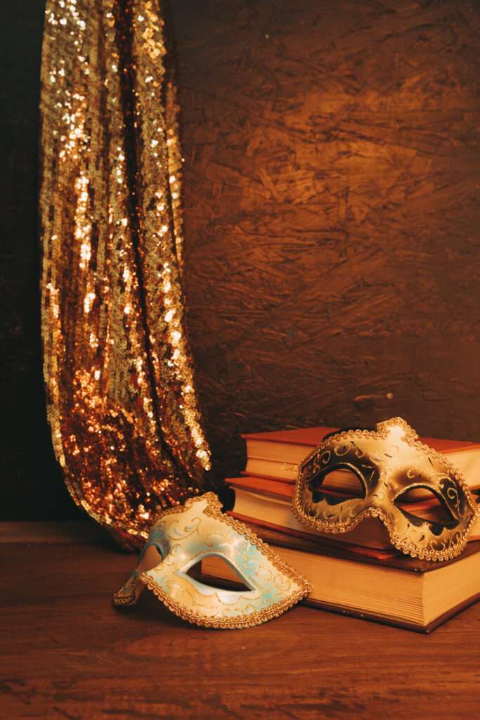 Venezianische Maske auf goldenem Stoff – geheimnisvolles Luxus-Event für Paare