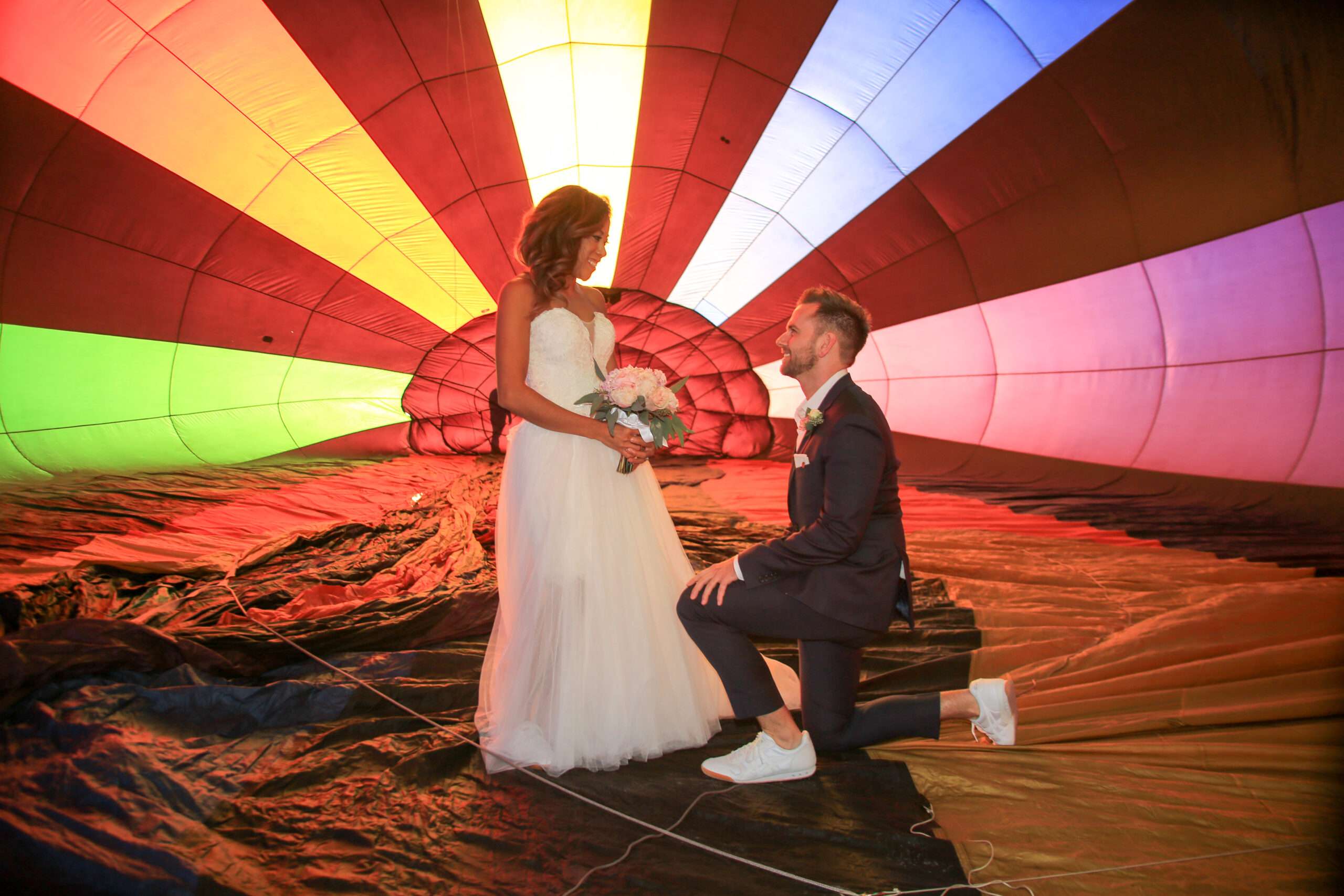 Hochzeitspaar in Heißluftballon