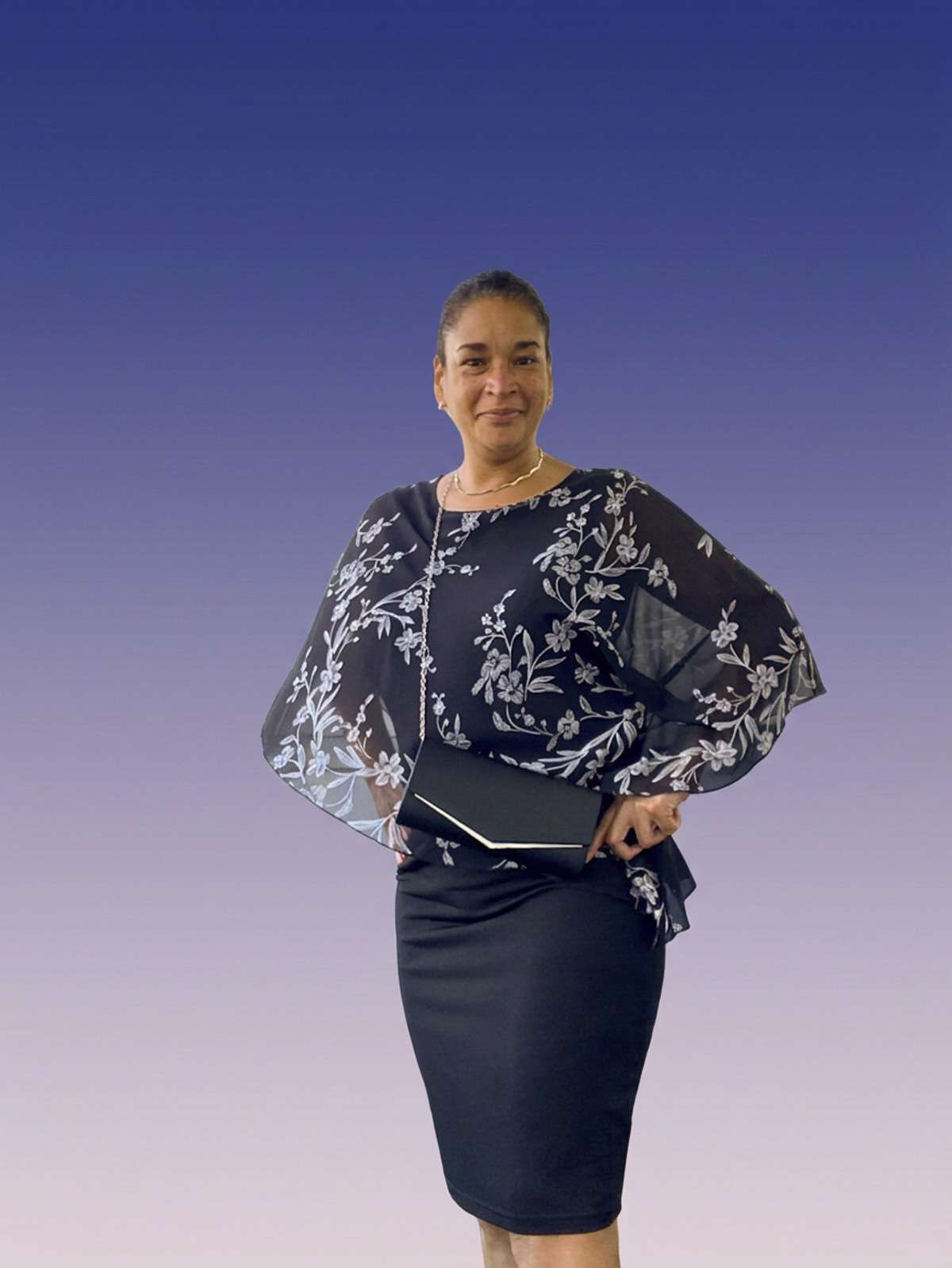 Frau in eleganter Kleidung mit Blumenmuster